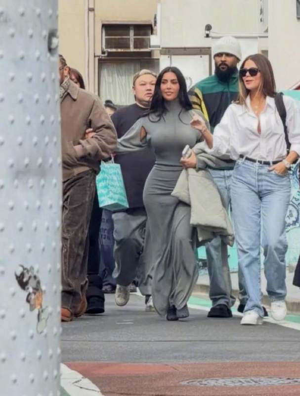  东京街头浪漫身影，刘易斯·汉密尔顿携手金·卡戴珊漫步；恋情传闻持续升温。 娱乐新闻