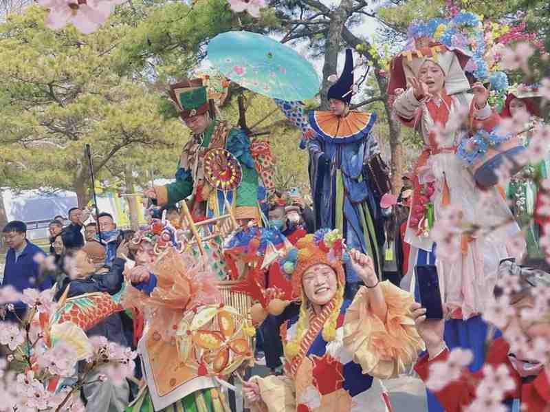  消费惯性与转型压力：解析“赏花经济”的跨界增长逻辑 股票财经 消费惯性与转型压力：解析“赏花经济”的跨界增长逻辑 股票财经