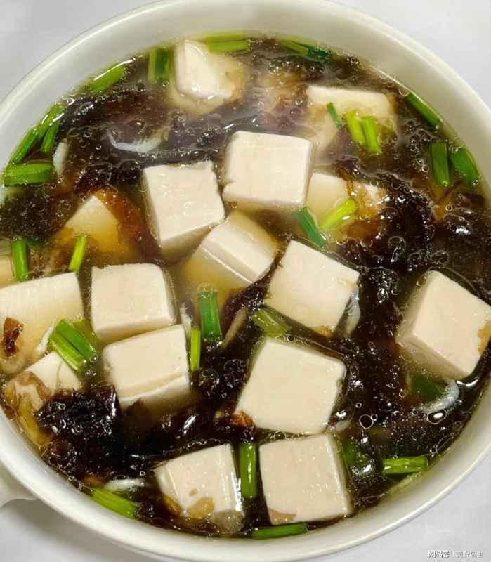  碱性食物与雌激素调控：女性抗衰老饮食的科学机制与实操方案 健康养生
